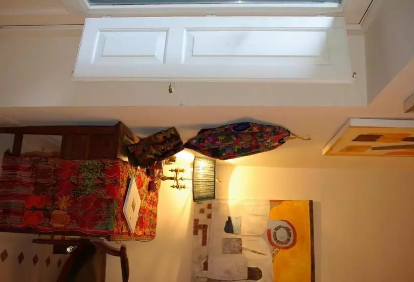 تختخواب و صبحانه Aci E Galatea