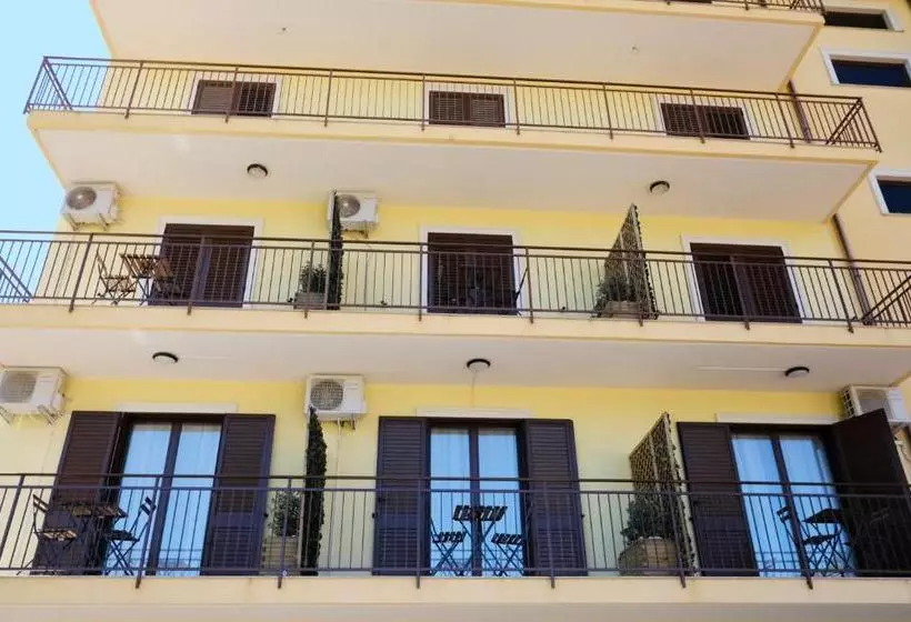 تختخواب و صبحانه Sikania Casa Diamond
