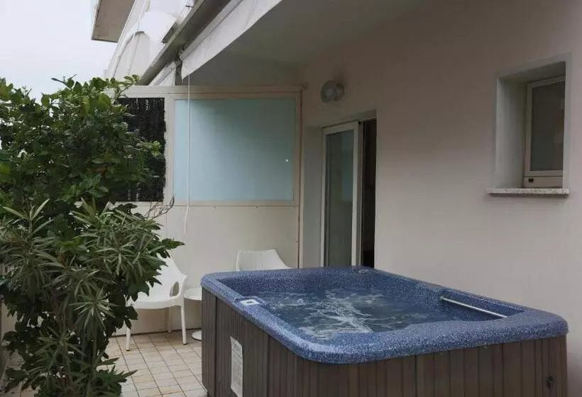 Hotelli Caribia Pinarella