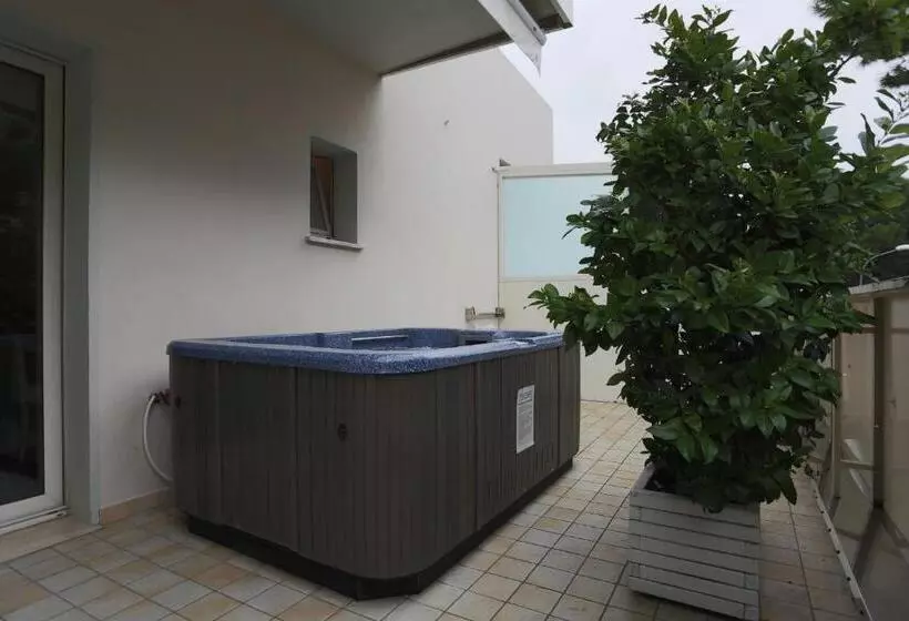 Hotelli Caribia Pinarella