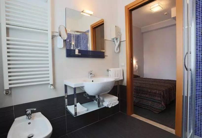 Hotelli Caribia Pinarella