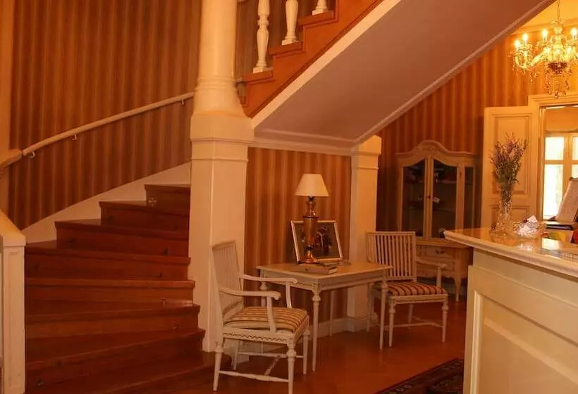 Kartanohotelli Karhulan Hovi