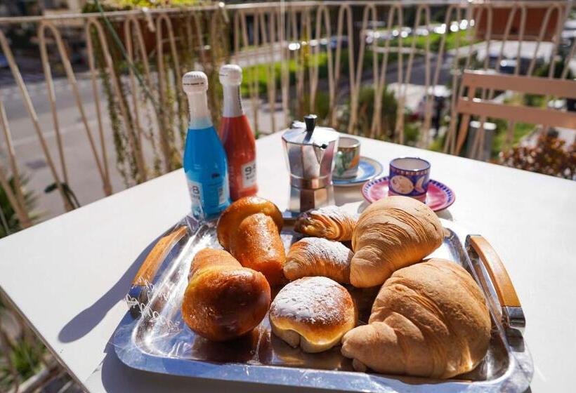 تختخواب و صبحانه Anthea