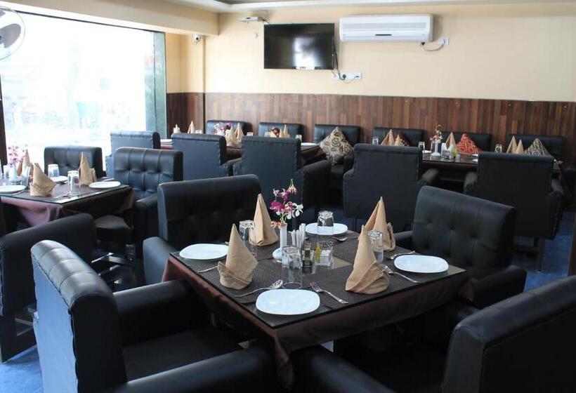 فندق Rajhans International