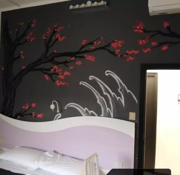 Hotel X