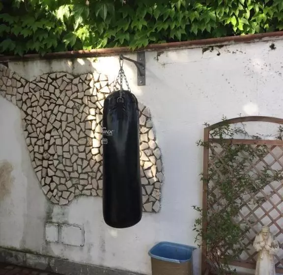 تختخواب و صبحانه The Incantation Guest House