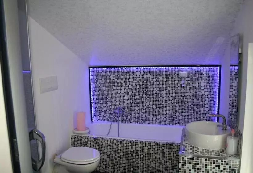 تختخواب و صبحانه The Incantation Guest House