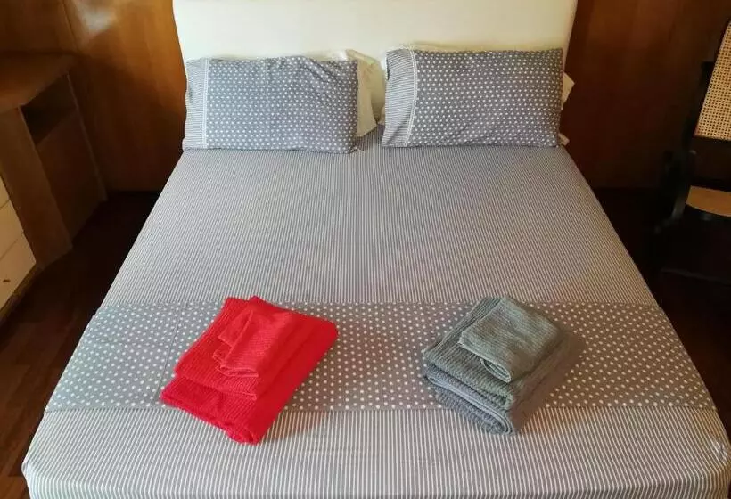 تختخواب و صبحانه The Incantation Guest House