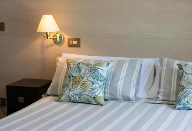 ホテル Adriatica Con Piscina