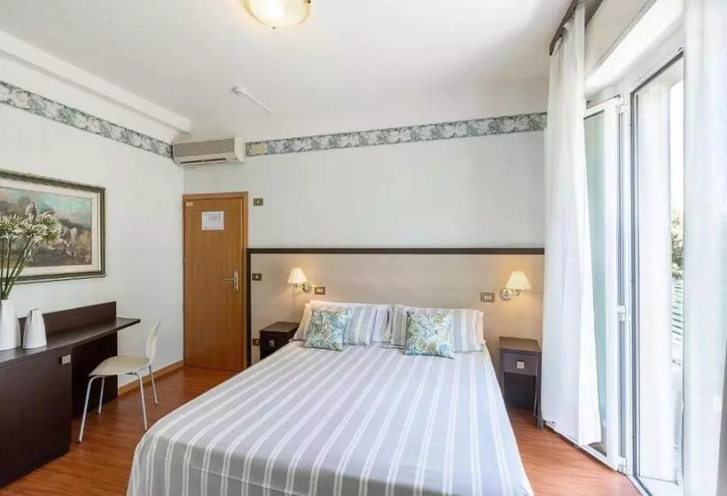 ホテル Adriatica Con Piscina