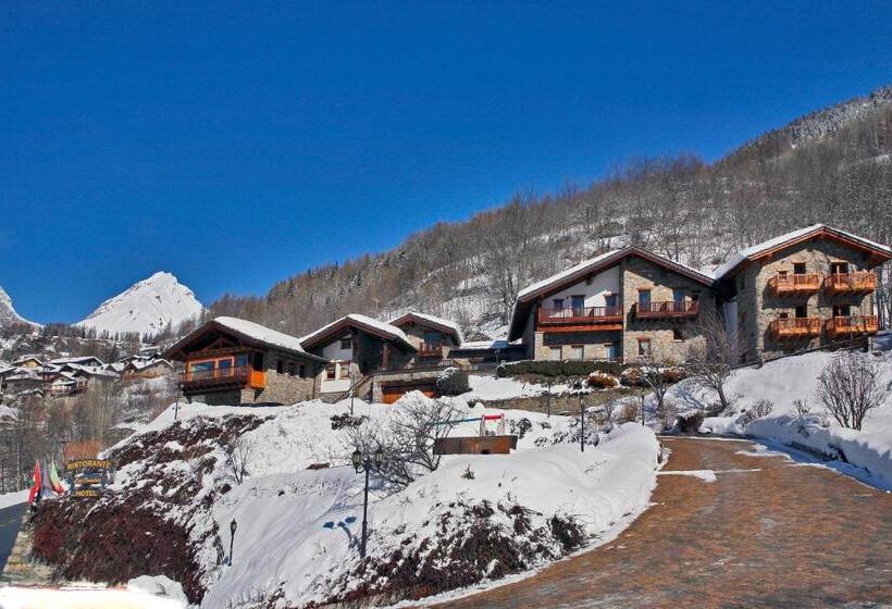 Отель Les Combes