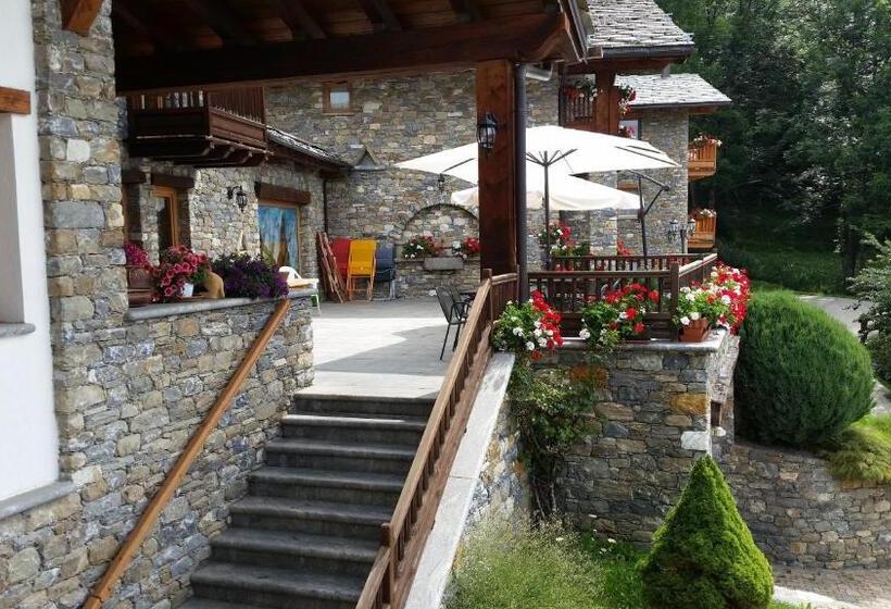 Отель Les Combes