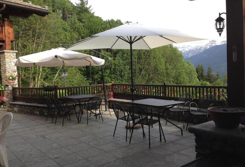 Отель Les Combes