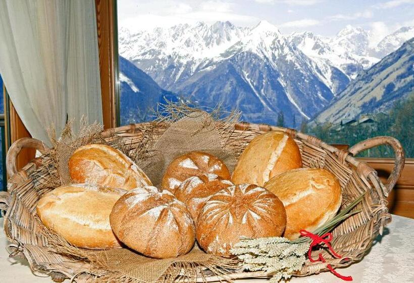 Отель Les Combes