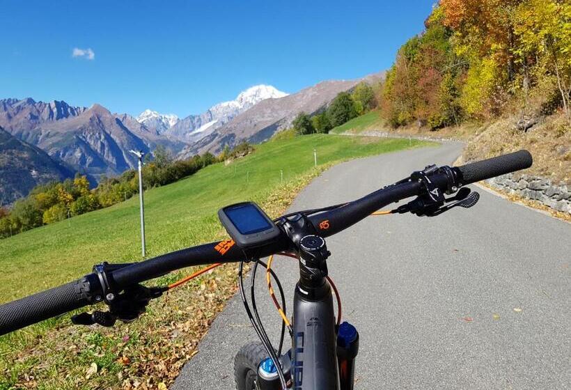 Отель Les Combes