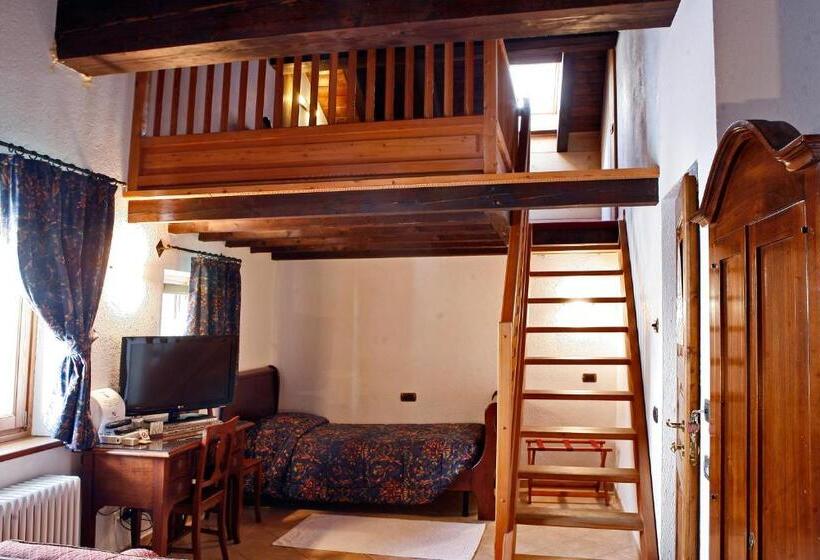 Отель Les Combes