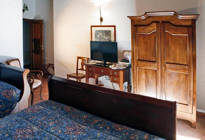 Отель Les Combes