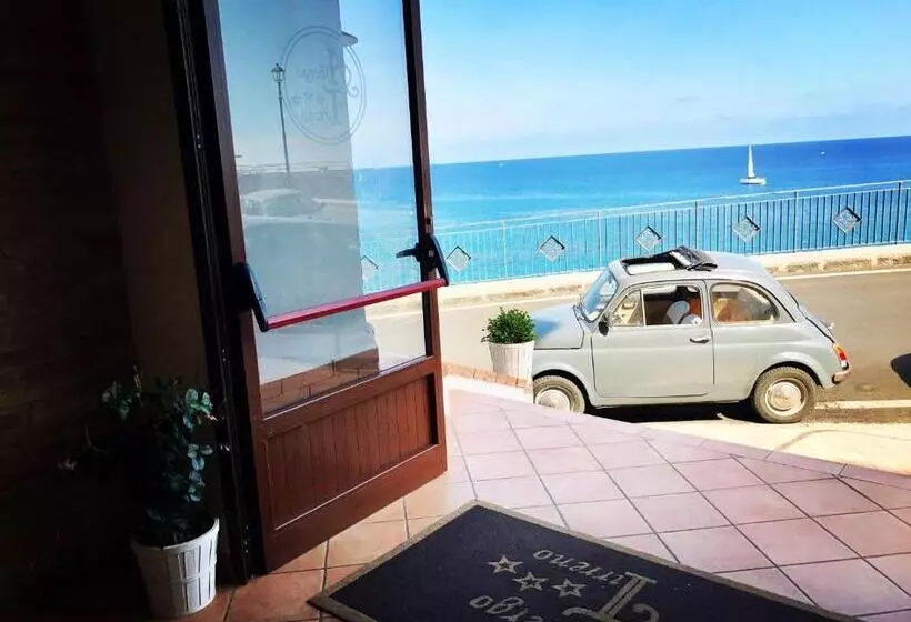 Hotelli Albergo Tirreno