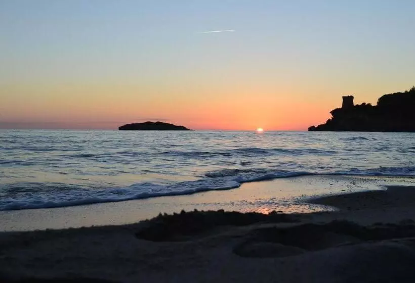 Hotelli Albergo Tirreno