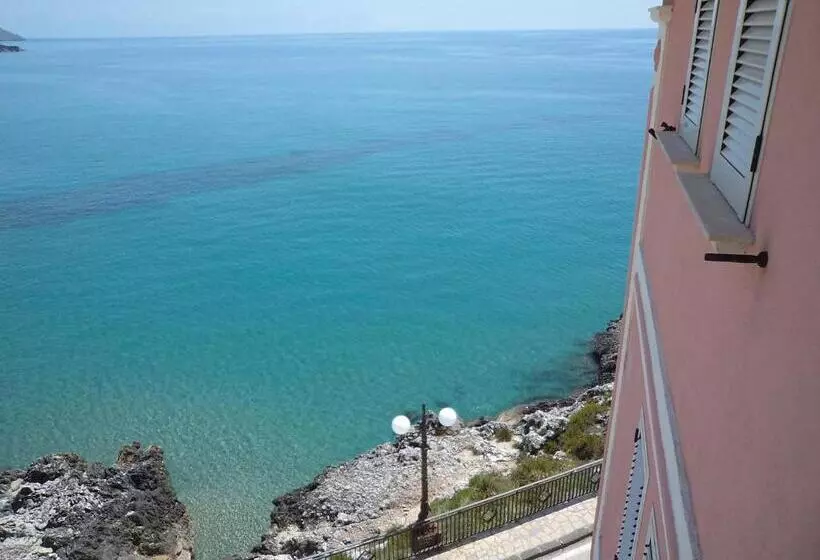 Hotelli Albergo Tirreno