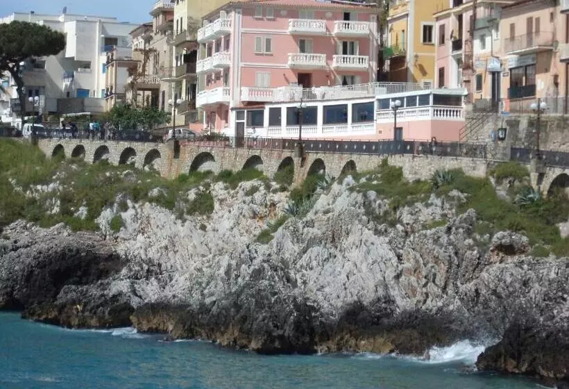 Hotelli Albergo Tirreno