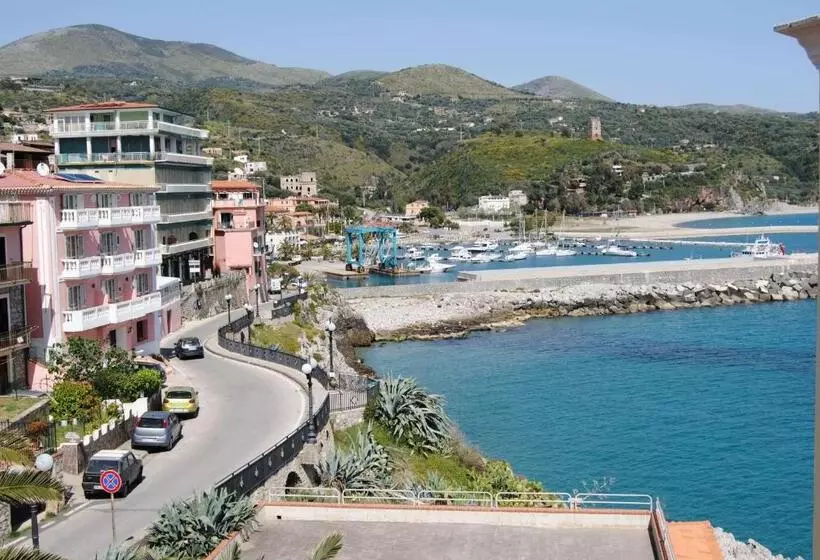 Hotelli Albergo Tirreno