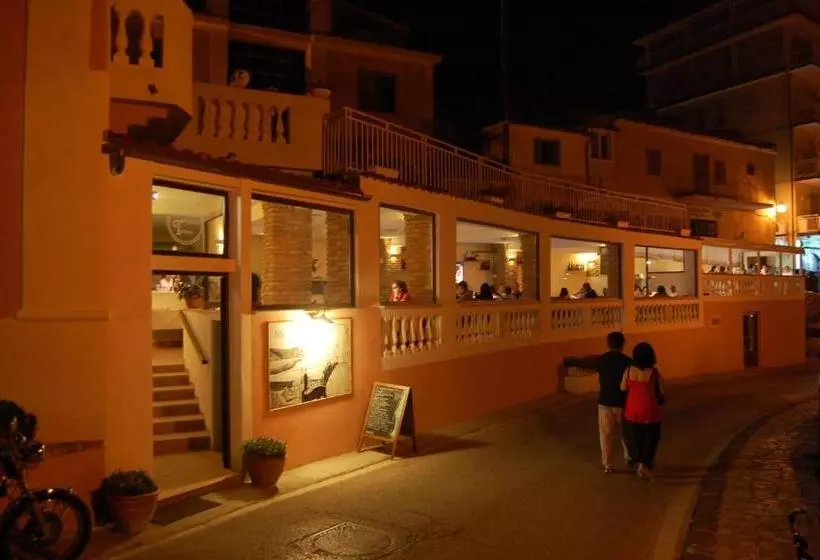 Hotelli Albergo Tirreno