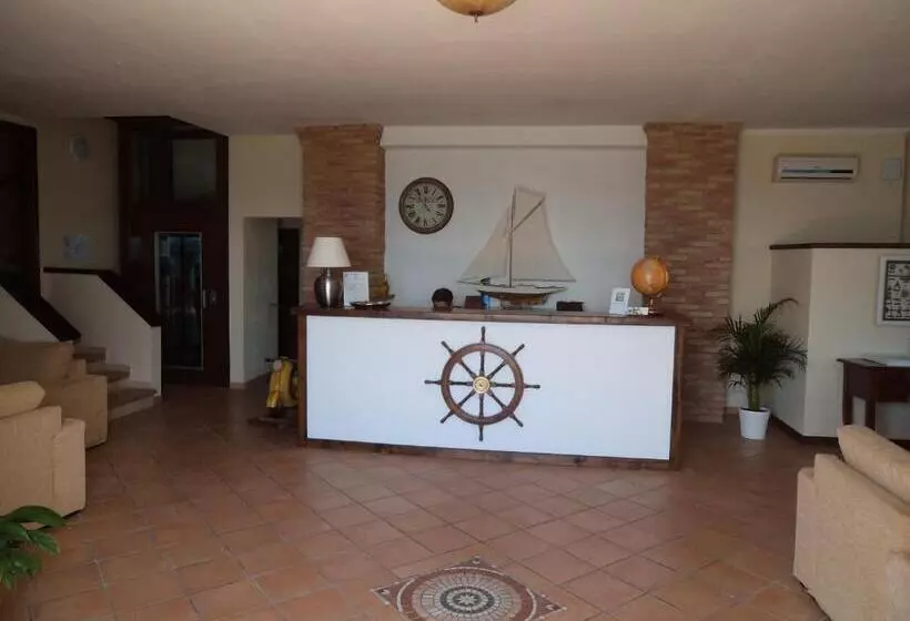 Hotelli Albergo Tirreno