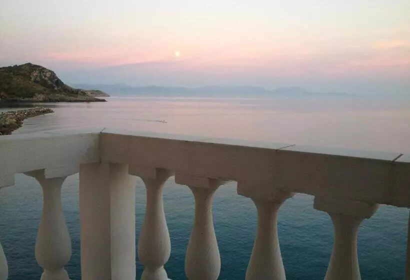 Hotelli Albergo Tirreno