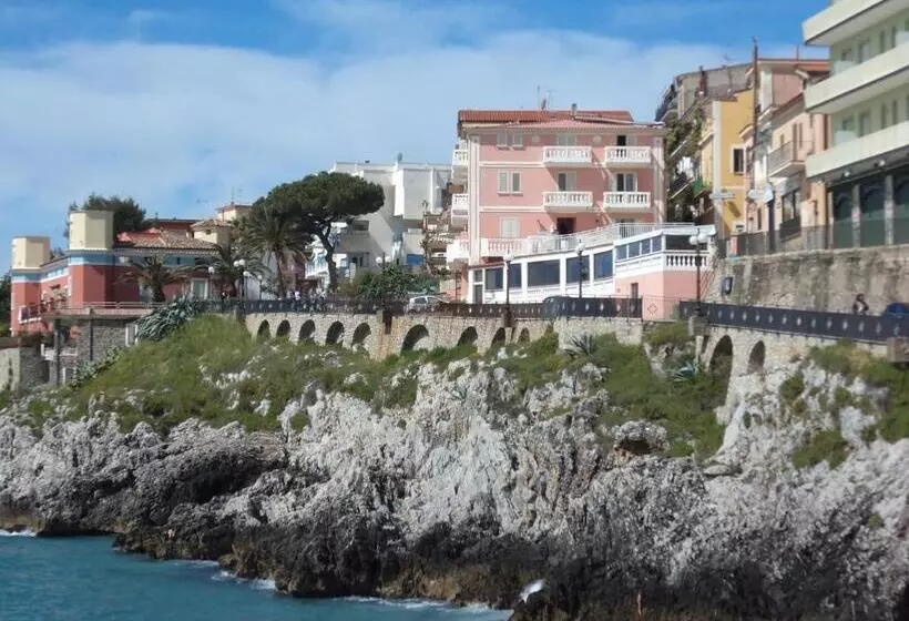 Hotelli Albergo Tirreno