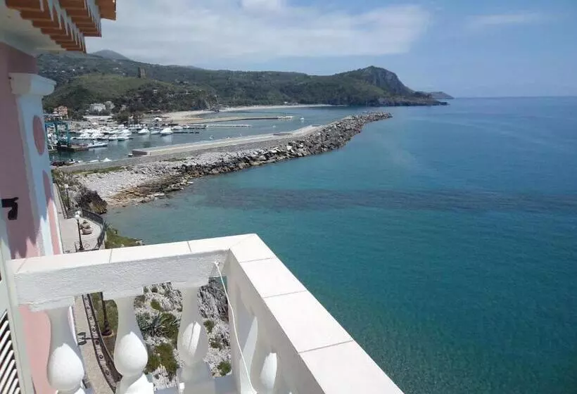 Hotelli Albergo Tirreno