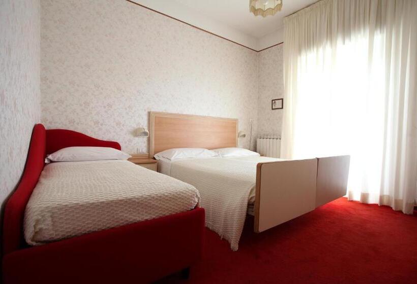 هتل Rondinella E Viola