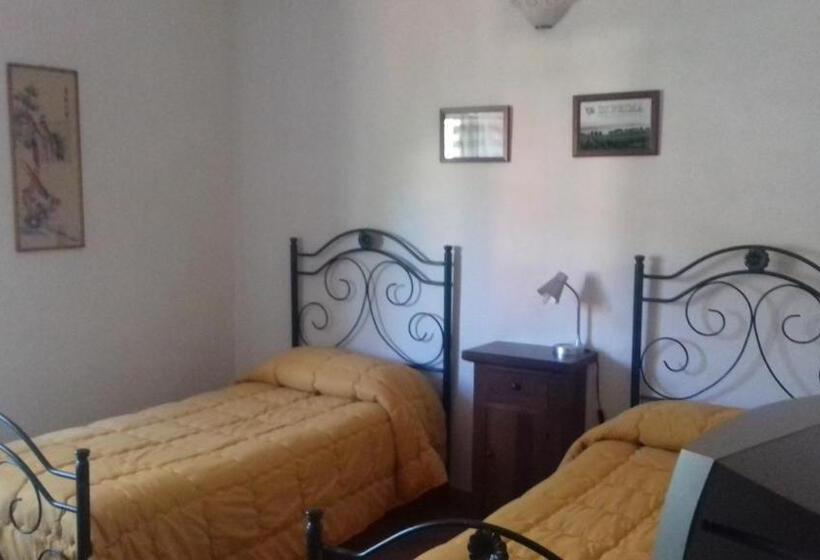 تختخواب و صبحانه La Regina Di Adrano