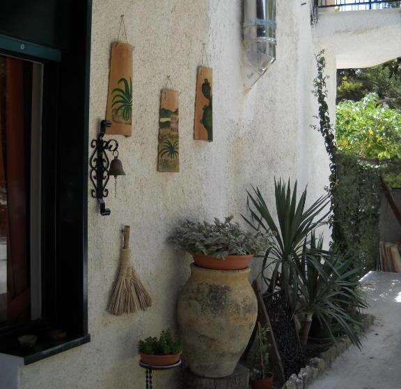 تختخواب و صبحانه La Regina Di Adrano