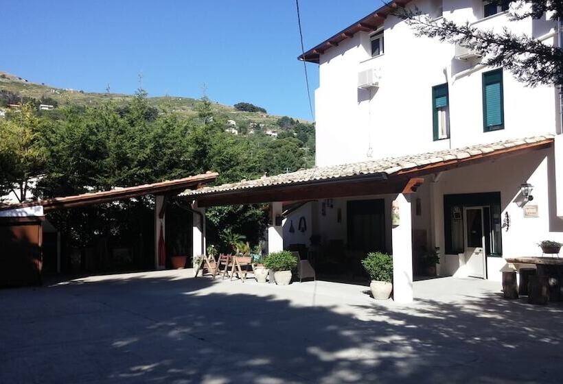 تختخواب و صبحانه La Regina Di Adrano