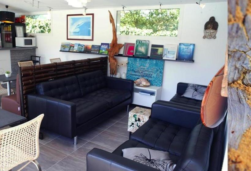 تختخواب و صبحانه Ohana Lodge