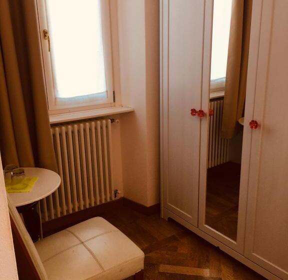 تختخواب و صبحانه Villa Varenna