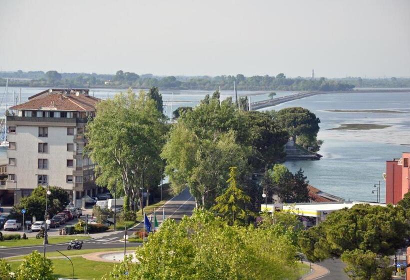 Lacroma Bio Hotel & Apartments