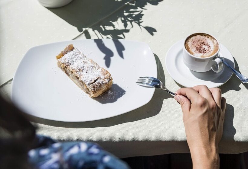 Отель Weisses Rössl   Cavallino Bianco