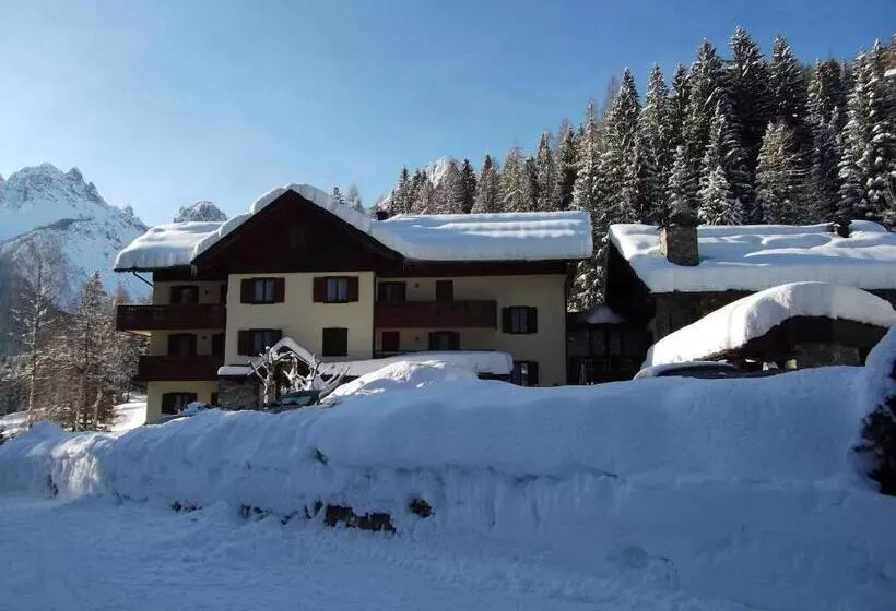 Hotelli Albergo Nuoitas