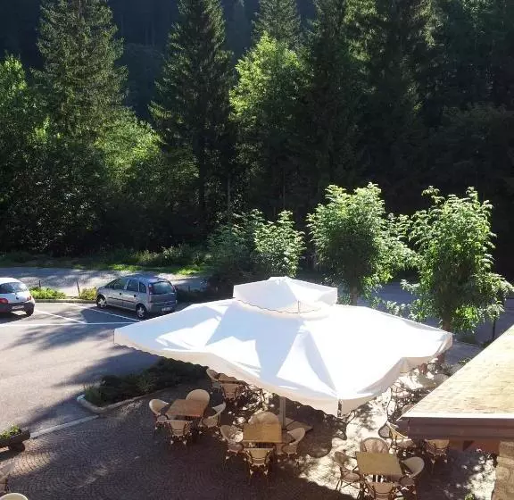 Hotelli Albergo Nuoitas