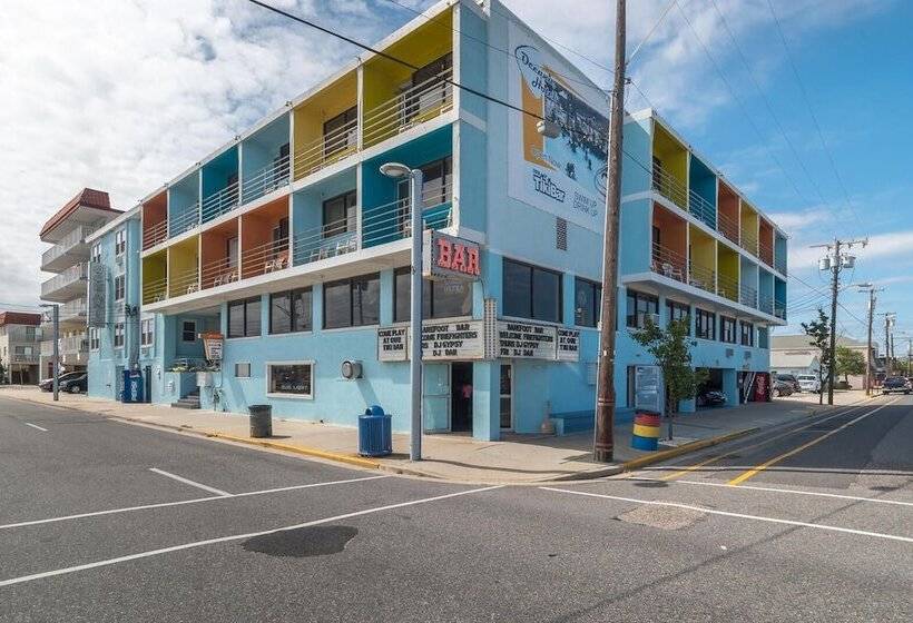 Oceanic Hotel & Barefoot Tiki Bar