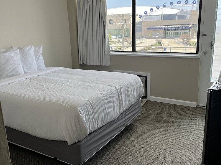 Oceanic Hotel & Barefoot Tiki Bar