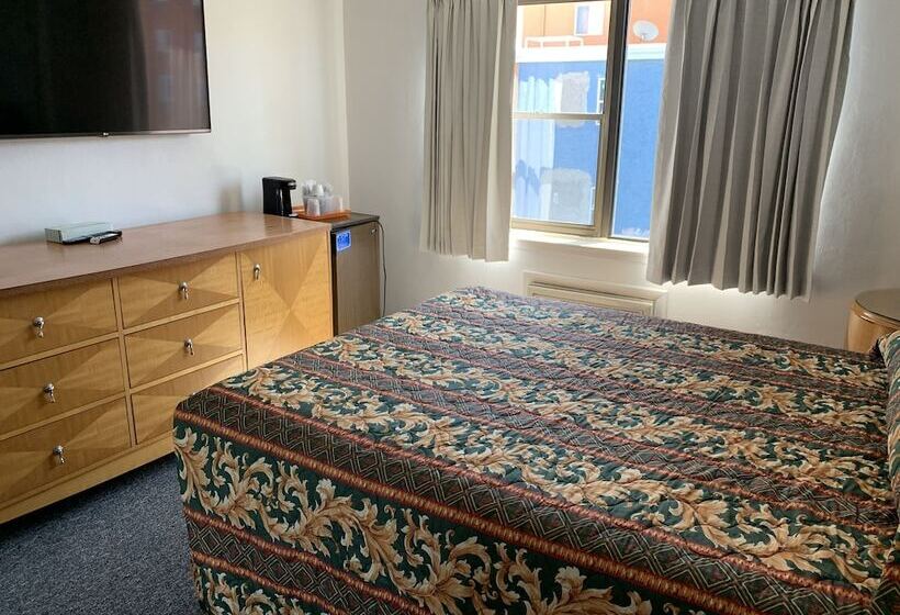 Oceanic Hotel & Barefoot Tiki Bar