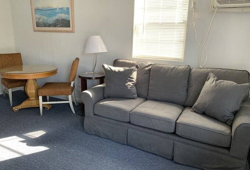 Oceanic Hotel & Barefoot Tiki Bar