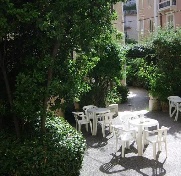 Hotelli Albergo Fiorenza & Banksia Meublè