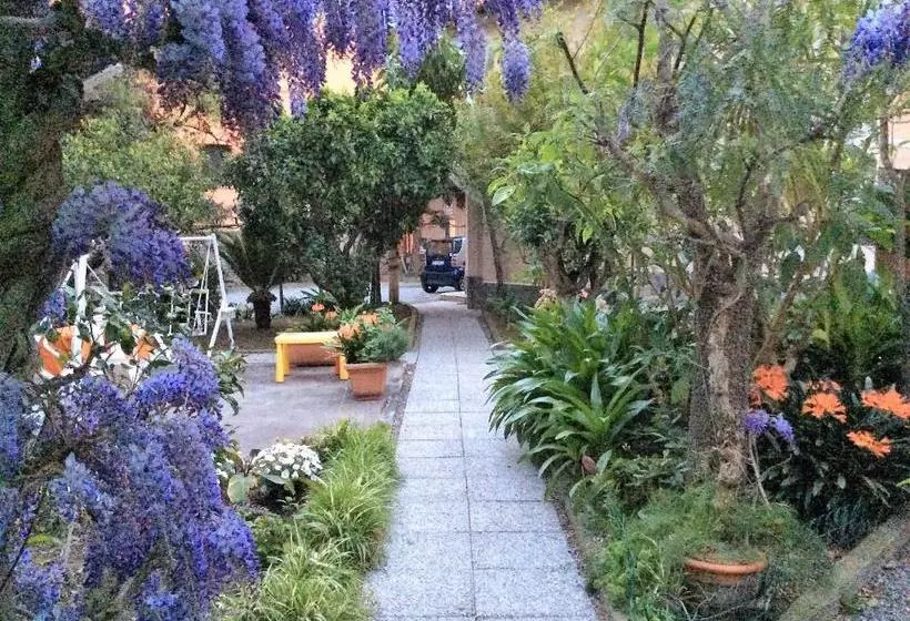 Hotelli Albergo Fiorenza & Banksia Meublè