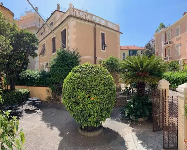 Hotelli Albergo Fiorenza & Banksia Meublè
