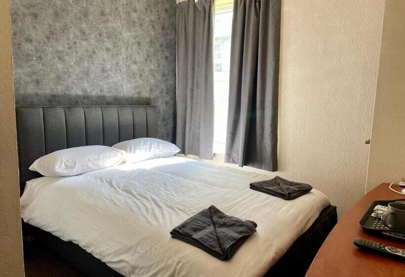 هتل The Stone House