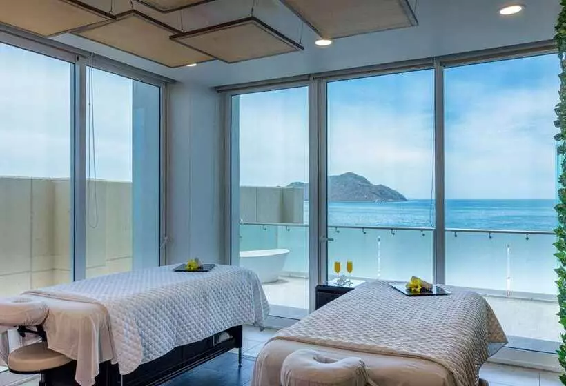 ホテル Doubletree By Hilton Mazatlan